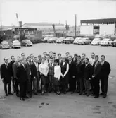 Konsums Charkuterifabrik, kurs för personalen, grupp.
Fabriksbyggnader i bakgrunden.