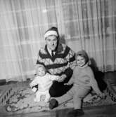 Rumsinteriör, familjegrupp tre personer.
Familjen Bengt Seger
Bilden tagen för julkort.