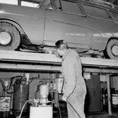 Allmotor AB, verkstadsinteriör, biltvätt, en man.