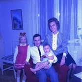 Rumsinteriör, familjegrupp fyra personer.Bertil Larsson