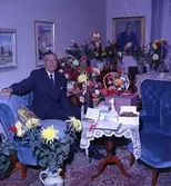 Rumsinteriör, en man.
Kalle Persson på 70-årsdagen.