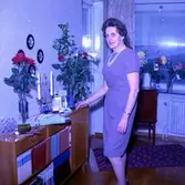 Rumsinteriör, en kvinna.
Eivor Johansson på födelsedagen.