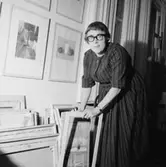 Interiör, en kvinna.
Konstnär Inga Berg