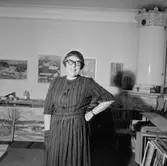 Interiör, en kvinna.
Konstnär Inga Berg