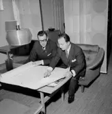 Konsum Domus stormarknad, möbelavdelningen, interiör, två män.