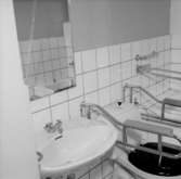 Invalidlägenheter (handikappanpassade lägenheter),  interiör av badrummet.
Stiftelsen Hyresbostäder.