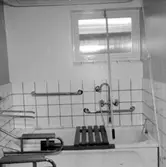 Invalidlägenheter (handikappanpassade lägenheter),  interiör av badrummet.
Stiftelsen Hyresbostäder.