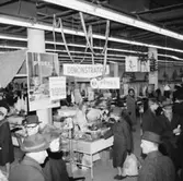 Konsum Domus, affärsinteriör, kunder och personal, demonstration av Pyrex-produkter.