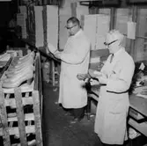 Oscaria Skofabrik, interiör, skotillverkning, två män.