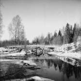 Rastälven vid Nyhyttan, bron över älven.Vinterbild.