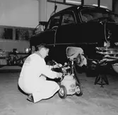 Ate Lockheed broms-service, bilverkstad, interiör, en man.