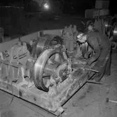 Vretstorpsverken, verkstadsinteriör med arbetare.