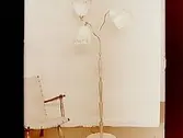 Golvlampa. Interiör.
Spåres.