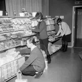 Västra Yrkesskolan, detaljhandel, interiör, tre personer.