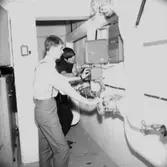 Västra Yrkesskolan, verkstadsinteriör, två unga män.