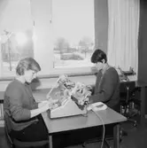 Västra Yrkesskolan, maskinskrivning, interiör, två personer.