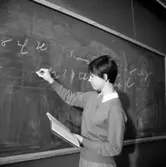 Västra Yrkesskolan, interiör, en ung kvinna.