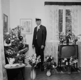 Rumsinteriör, en student.
Ola Åhléns studentexamen.