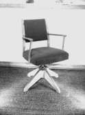 En stol.
Wigrell & Co.