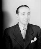 En man, bröstbild.Lindström