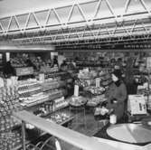 Konsum, affärsinteriör, kunder och personal.