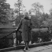 En kvinna. Kläderna från Konsum Damkonfektion.
Foto taget från Konserthusets åsida över ån mot Vasastrand