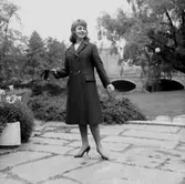 En kvinna. Kläderna från Konsum Damkonfektion.