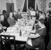 Rumsinteriör, grupp vid bordet.
Lisa Alvbrants 50-årsdag.