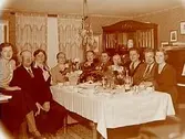 Rumsinteriör, gruppbild, högtid.
Fröken Rut Gustavsson.