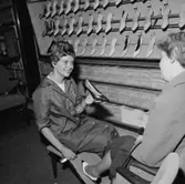 Oscaria skoaffär, interiör, skoprovning.
Bilden tagen för annons.