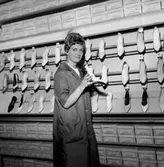 Oscaria skoaffär, interiör, en kvinna.
Bilden tagen för annons.