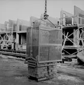 Byggnadsarbete, korg för tegeltransport.
Örebro söder.