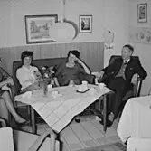 Rumsinteriör, släktgrupp tre personer.
Anna-Maja Löfqvists 50-årsdag.