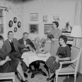 Rumsinteriör, familjegrupp fem personer.Familjen Löfqvist