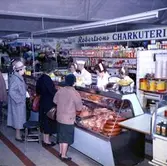 Robertsons Charkuteri, affärsinteriör, kunder och personal.