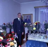 Rumsinteriör, en man.
Kalle Persson på 70-årsdagen.