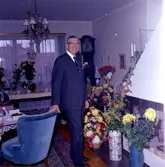 Rumsinteriör, en man.
Kalle Persson på 70-årsdagen.