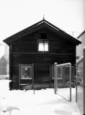 Bostadshus i liggtimmer.
Vinterbild.
De gamla husen på Ågatan tjänstgjorde som lagerbyggnader för P O Jonssons järnhandel.