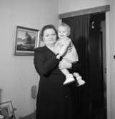 Rumsinteriör, familjegrupp två personer.Höglund