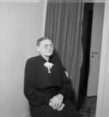 Rumsinteriör, en kvinna.Höglund