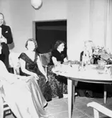 Rumsinteriör, grupp, högtid.
Länsarkitekt Borg