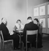 Rumsinteriör, grupp, högtid.
Länsarkitekt Borg