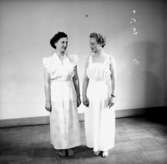 Rumsinteriör, två kvinnor.Bertil Sehlin (beställare).