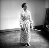 Rumsinteriör, en kvinna.Bertil Sehlin (beställare).