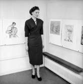 Rumsinteriör, en kvinna.Bertil Sehlin (beställare).