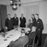 Rumsinteriör, grupp vid bordet.
UB, 30-årsjubileum.