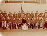 Frälsningsarméns musikkår, gruppbild, blåsinstrument, 2 trummor.