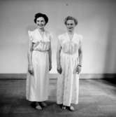 Rumsinteriör, två kvinnor.Bertil Sehlin (beställare).