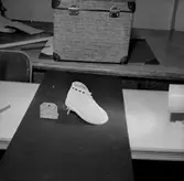 En sko - känga.
Oscaria Skofabrik.