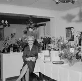 Rumsinteriör, en kvinna.
Fru Emy Ehrling på 50-årsdagen.